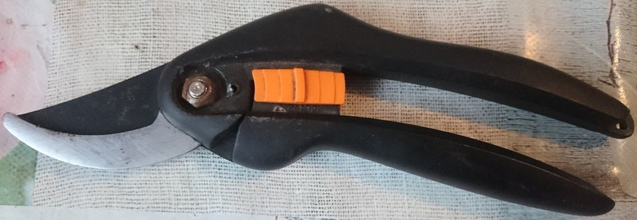 Секатор Fiskars SingleStep 1000567