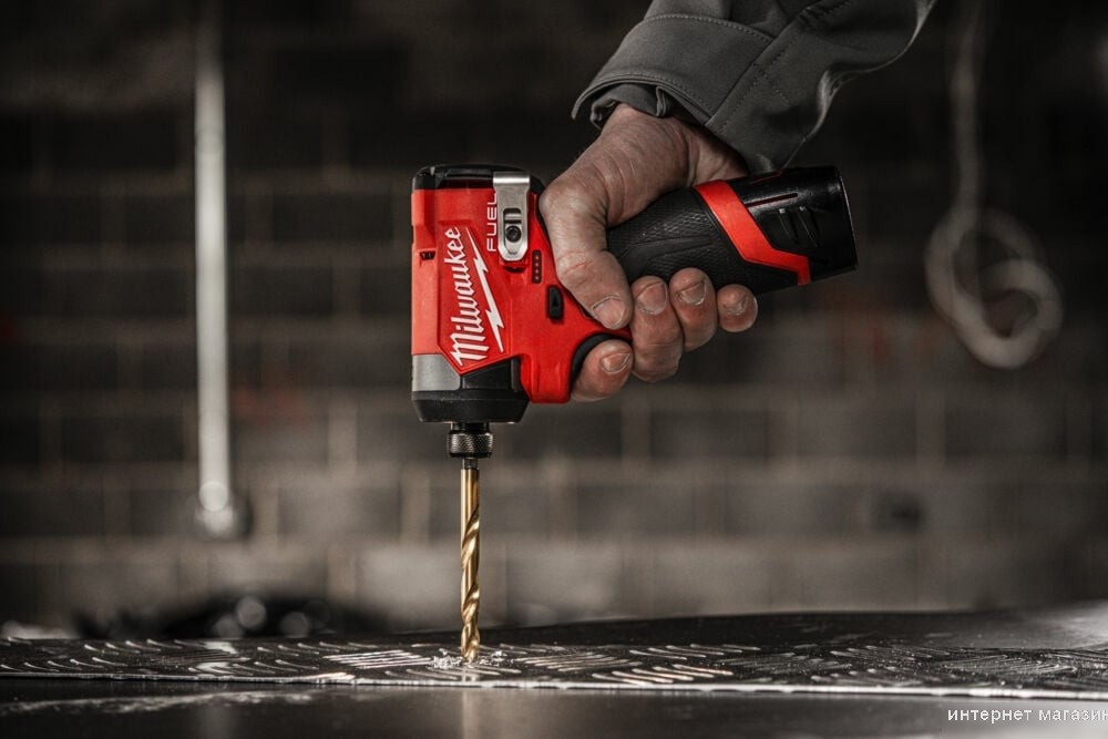 Винтоверт Milwaukee M12 FUEL M12FID2-202X 4933479877 (с 2-мя АКБ, кейс)