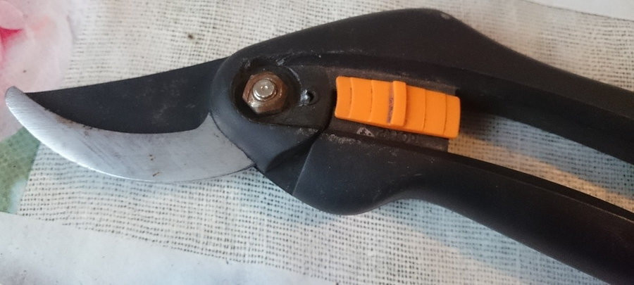 Секатор Fiskars SingleStep 1000567