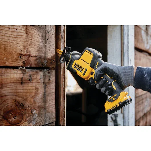 Сабельная пила DeWalt DCS312D2 (с 2-мя АКБ, кейс)