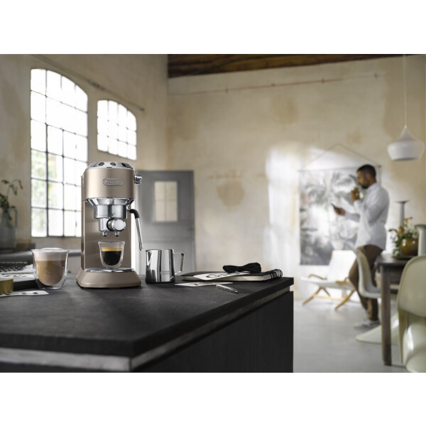 Рожковая помповая кофеварка DeLonghi Dedica Arte EC885.BG