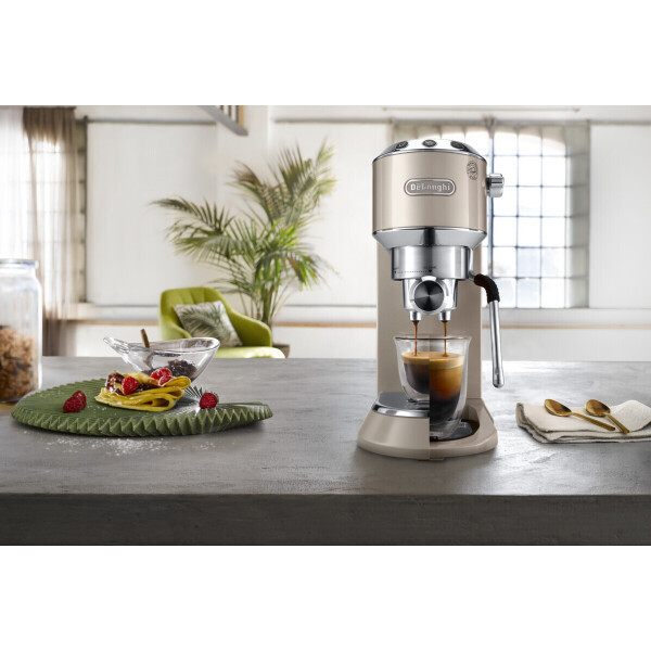 Рожковая помповая кофеварка DeLonghi Dedica Arte EC885.BG