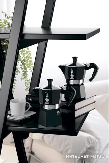 Гейзерная кофеварка Bialetti Moka Express (3 порции, черный)