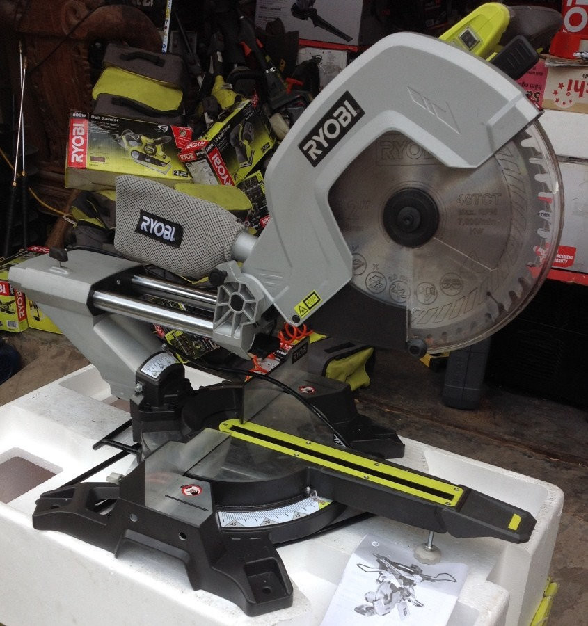 Торцовочная пила Ryobi EMS305RG