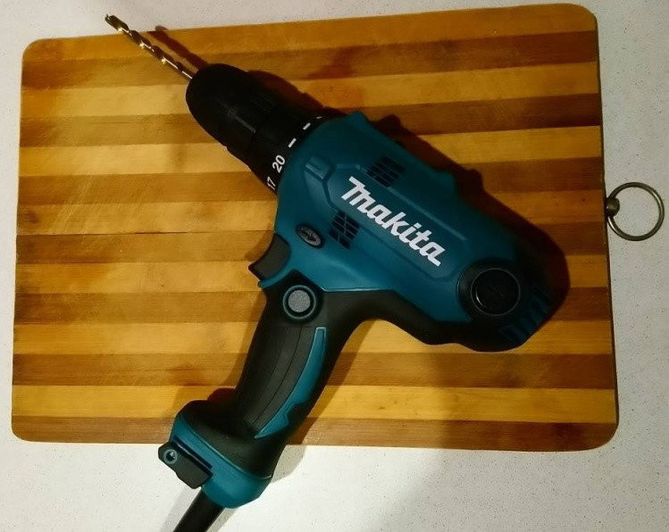 Дрель-шуруповерт Makita DF0300