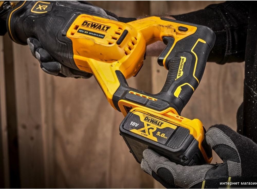 Сабельная пила DeWalt DCS382N (без АКБ)