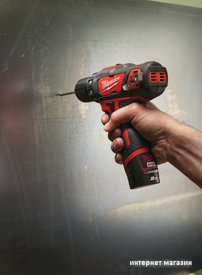 Дрель-шуруповерт Milwaukee M12 BDD-202C