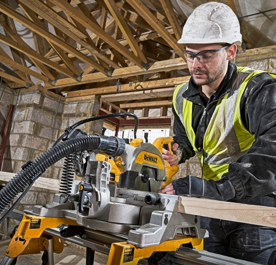 Торцовочная DeWalt DWS777