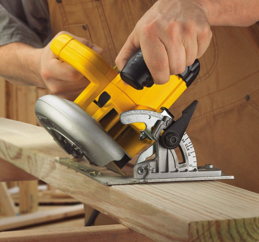 Дисковая пила DeWalt DWE575