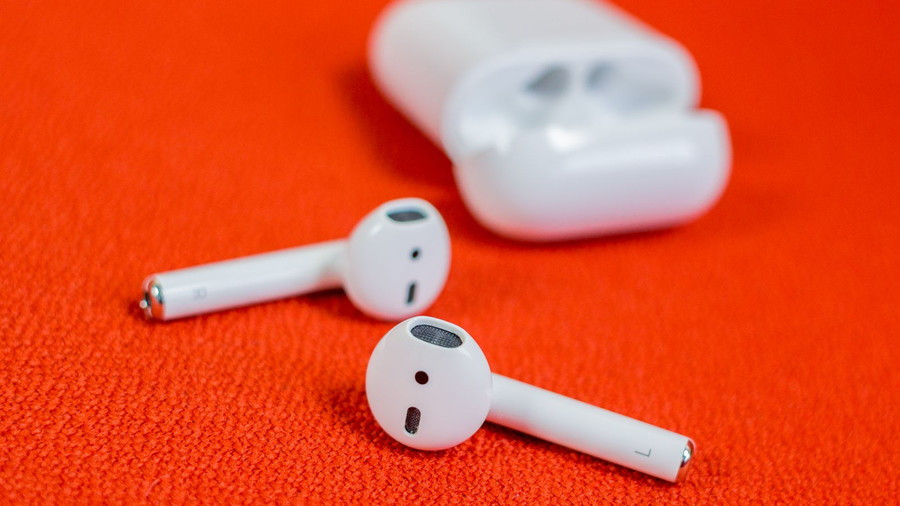 Наушники Apple AirPods 2 в зарядном футляре