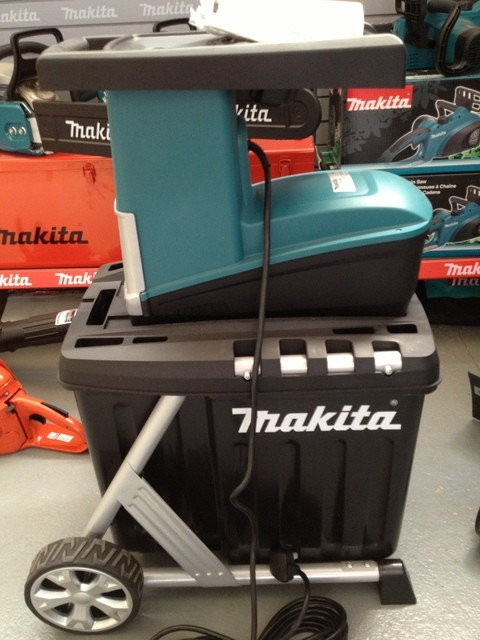 Садовый измельчитель Makita UD2500