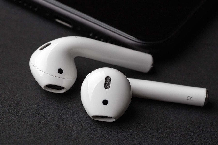 Наушники Apple AirPods 2 в зарядном футляре