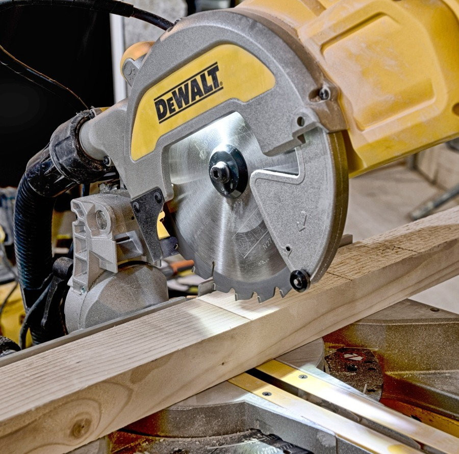 Торцовочная DeWalt DWS777