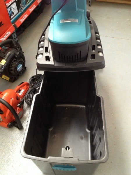 Садовый измельчитель Makita UD2500